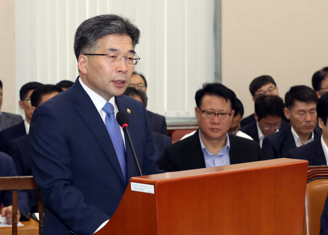 민갑룡 경찰청장이 25일 국회에서 열린 국회 행정안전위원회 제4차 전체회의에서 업무보고에 앞서 인사말을 하고 있다. 연합뉴스