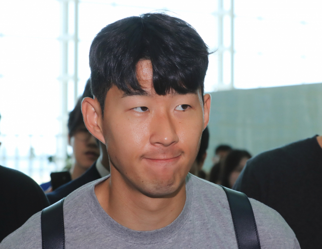 한국 축구대표팀의 에이스 손흥민이 16일 오전 잉글랜드 프리미어리그(EPL) 토트넘으로 복귀하기 위해 인천국제공항을 통해 출국하고 있다. 연합뉴스