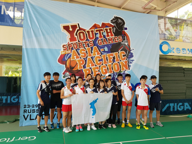 제9회 아태청소년체육대회에서 만난 경북도-북한 평양시 청소년들이 한반도기를 들고 기념사진을 찍고 있다. 경북도 제공