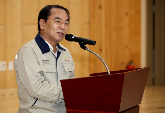 지난 2018년 경북 봉화 석포행복나눔센터에서 이강인 영풍석포제련소 사장이 언론 브리핑을 하고 있는 모습. 매일신문 DB
