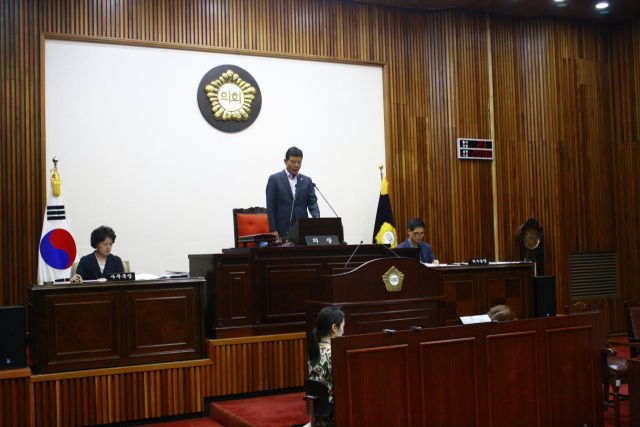 연일 파행을 거듭하던 제8대 대구 달서구의회가 개회 18일 만인 26일 의장단 구성에 합의하면서 정상화했다. 이날 전반기 의장으로 선출된 자유한국당 최상극 의원이 의사 진행을 하고 있다. 홍준헌 기자