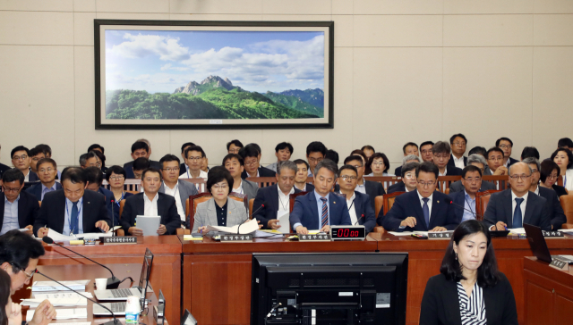 김은경 환경부 장관, 남재철 기상청장, 이학수 한국수자원공사 사장 등이 26일 국회에서 환경부, 기상청, 한국수자원공사 업무보고를 위해 열린 환경노동위원회 전체회의에 참석해 있다. 연합뉴스