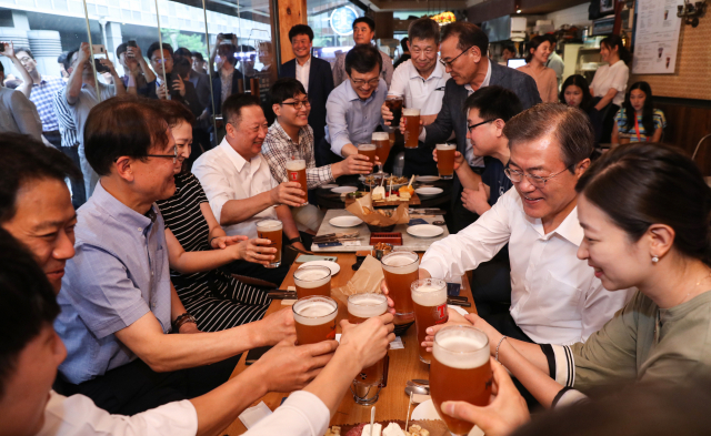 문재인 대통령이 26일 오후 서울 광화문 인근 한 맥줏집에서 퇴근길 시민들과 만나 건배하고 있다. 이 날 행사는 대통령 후보 시절 약속한 