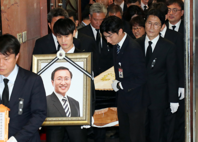 정의당 고 노회찬 의원의 영결식이 국회에서 엄수되는 27일 노 의원의 영정이 서울 세브란스병원 빈소를 나서고 있다. 연합뉴스
