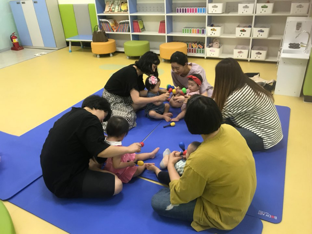 달서가족문화센터 프로그램에 참여한 엄마와 아이들이 즐거운 시간을 보내고 있다. 달서가족문화센터 제공