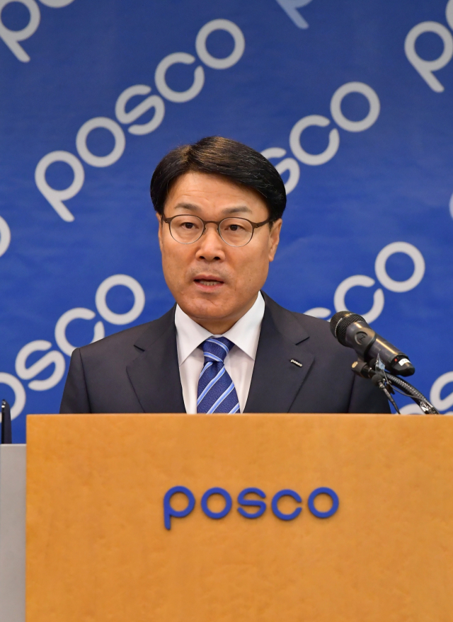 포스코 최정우 회장이 27일 본사 포항제철소에서 취임식을 마치고 현장직원들을 만나 소통하는 것으로 공식일정을 시작했다. 포스코 제공