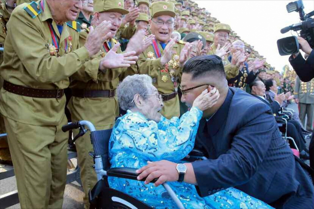 북한 노동당 기관지 노동신문이 27일 게재한 사진에서 김정은 국무위원장이 전국노병대회 참가자 중 항일 빨치산 출신인 황순희(99) 조선혁명박물관 관장을 만나는 모습. 황순희는 과거 김일성 주석과 김정일 국방위원장의 생모 김정숙 등과 함께 동북항일연군에서 활동한 인물로 황순희가 김 위원장의 얼굴을 살갑게 어루만지는 모습이 눈에 띈다. 연합뉴스