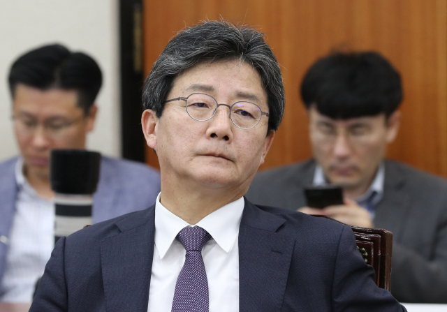 27일 국회 기획재정위 전체회의에서 바른미래당 유승민 의원이 기관 업무보고를 듣고 있다. 연합뉴스