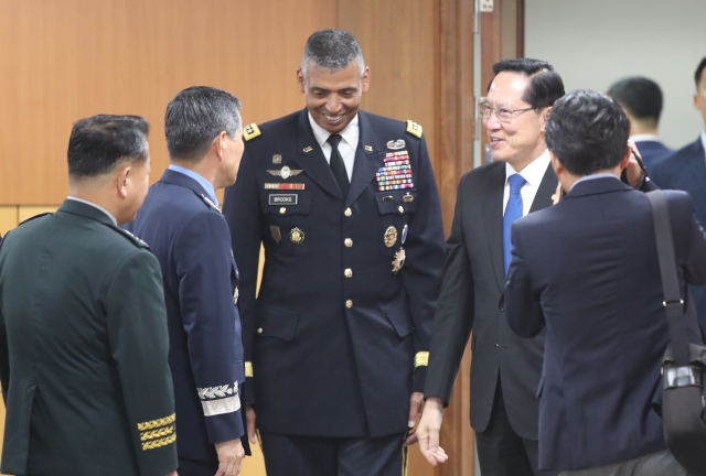 송영무 국방부 장관이 27일 오전 서울 용산구 국방부에서 열린 마크 밀리 미국 육군참모총장 보국훈장 서훈식에서 빈센트 브룩스 주한미군사령관과 환담하고 있다. 연합뉴스