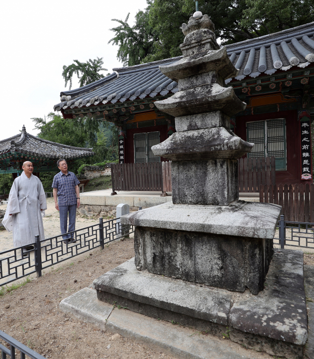 문재인 대통령이 주말인 28일 경북 안동의 봉정사를 방문해 3층 석탑을 살펴보고 있다. 문 대통령의 이날 방문은 휴일을 맞이해 진행된 것으로, 문 대통령은 그동안 봉정사만 제외하고 국내 유네스코 등록 산사와 산지 승원을 방문했다고 청와대는 밝혔다. 연합뉴스
