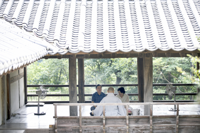 문재인 대통령과 부인 김정숙 여사가 주말인 28일 경북 안동의 봉정사를 방문해 영산암에서 주지 자현 스님과 차담을 하고 있다. 문 대통령의 이날 방문은 휴일을 맞이해 진행된 것으로, 문 대통령은 그동안 봉정사만 제외하고 국내 유네스코 등록 산사와 산지 승원을 방문했다고 청와대는 밝혔다. 연합뉴스