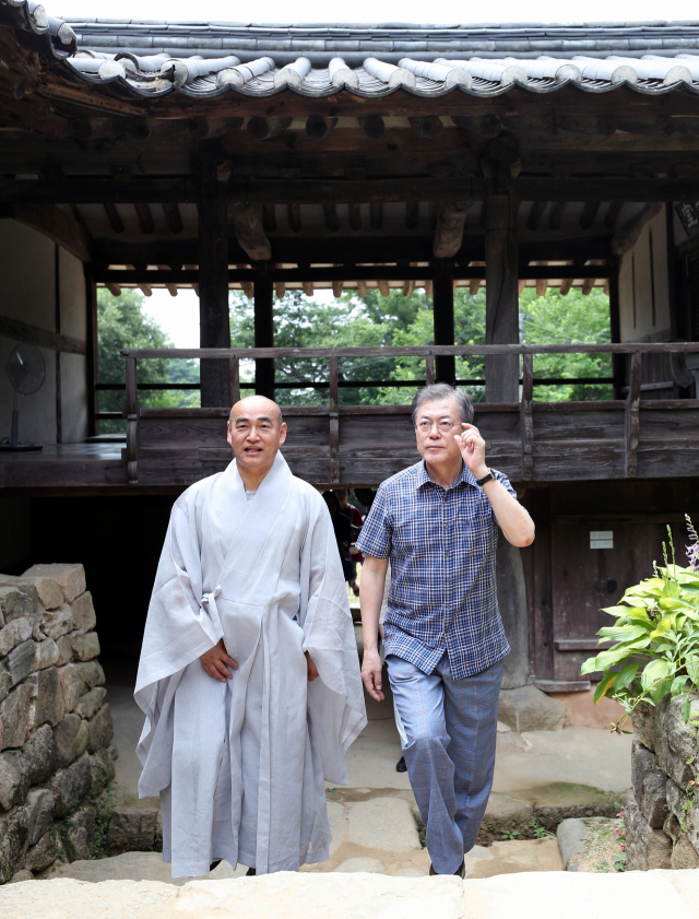 문재인 대통령이 주말인 28일 경북 안동의 봉정사를 방문해 주지 자현스님의 안내를 받으며 경내를 둘러보고 있다. 문 대통령의 이날 방문은 휴일을 맞이해 진행된 것으로, 문 대통령은 그동안 봉정사만 제외하고 국내 유네스코 등록 산사와 산지 승원을 방문했다고 청와대는 밝혔다. 연합뉴스