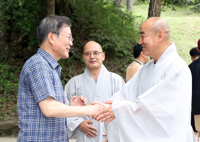 문재인 대통령이 주말인 28일 경북 안동의 봉정사를 방문해 주지 자현스님과 인사하고 있다. 문 대통령의 이날 방문은 휴일을 맞이해 진행된 것으로, 문 대통령은 그동안 봉정사만 제외하고 국내 유네스코 등록 산사와 산지 승원을 방문했다고 청와대는 밝혔다. 연합뉴스