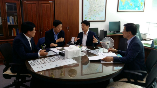 이병환 군수와 구교강 성주군의회 의장이 기획재정부를 방문해 구윤철 예산실장에게 성주군 국비 사업을 설명하고 국비지원을 요청했다. 왼쪽부터 구 의장, 구 실장, 이 군수. 성주군 제공