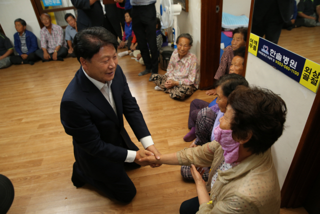 이병환 성주군수가 취임 외부 일정 첫 순서로 사드 배치로 힘들어 하는 소성리 주민들을 찾아 위로했다. 군민과의 소통을 가장 중시하겠다는 이 군수의 의지가 잘 드러난다. 성주군 제공