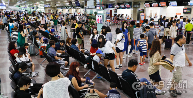 본격 휴가철을 맞은 지난 7월 29일 대구국제공항 대합실이 여행객으로 붐비고 있다. 대구시는 올해 대구공항 이용객이 사상 처음으로 400만명을 돌파해 수용한계치 375만명을 초과할 것으로 전망하고 있다. 현재 대구공항 국제선은 16개 노선에 주 248편을 운항하고 있다. 매일신문 DB