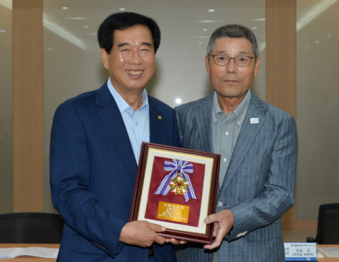 경산시 자매도시 일본 조요시의 한-일 친선소년 축구단의 나시오 다다시 단장이 27일 경산시를 방문해 최영조 시장에게