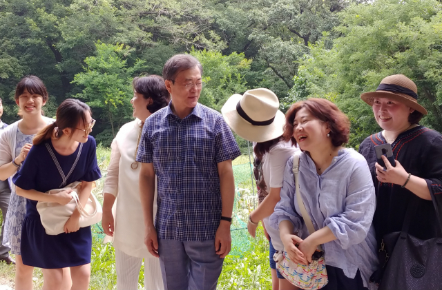 문재인 대통령과 김정숙 여사는 28일 주말을 맞아 안동 봉정사를 방문해 세계유산 등재를 축하했다. 문 대통령과 김 여사가 봉정사 관광객들과 환하게 웃고 있다. 안동시 제공