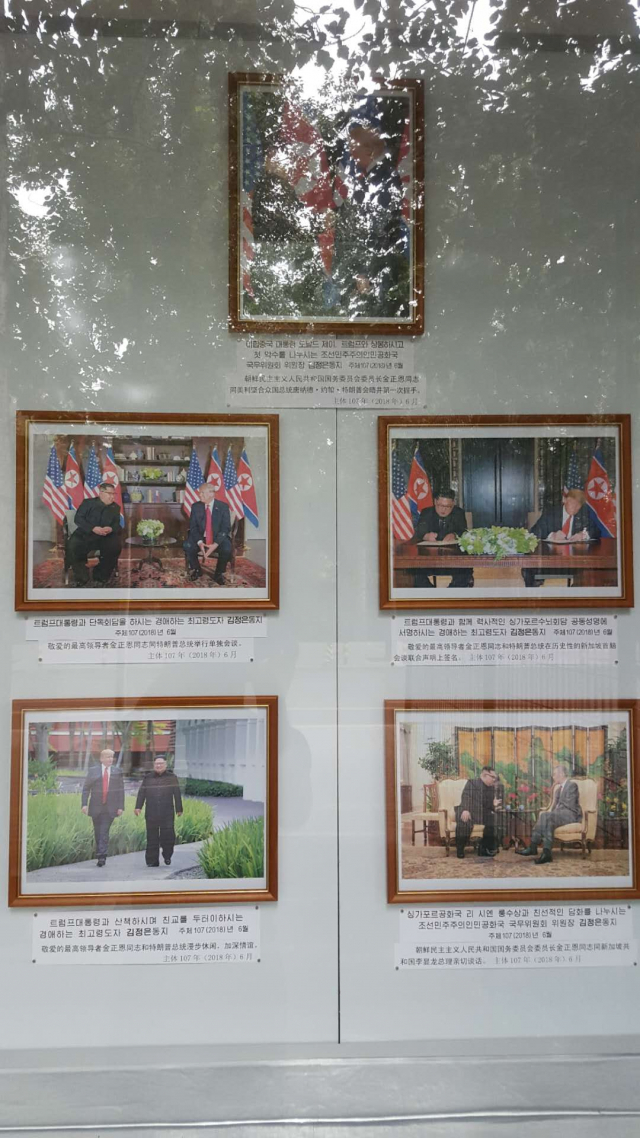 북한이 29일 정전 협정 65주년을 즈음해 베이징 주재 주중 북한대사관에 문재인 대통령과 도널드 트럼프 미국 대통령의 사진을 외부 게시판에 내걸었다. 주중 북한대사관 게시판은 외부에 북한 체제를 선전하는 유일한 공개의 장으로 한국과 미국 최고 지도자 사진이 게시된 것은 이번이 처음이다. 연합뉴스