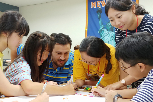 구미대 영어체험학습 캠프에 참가한 초등학생들이 영어권 국가 포스터 만들기를 하고 있다. 구미대 제공