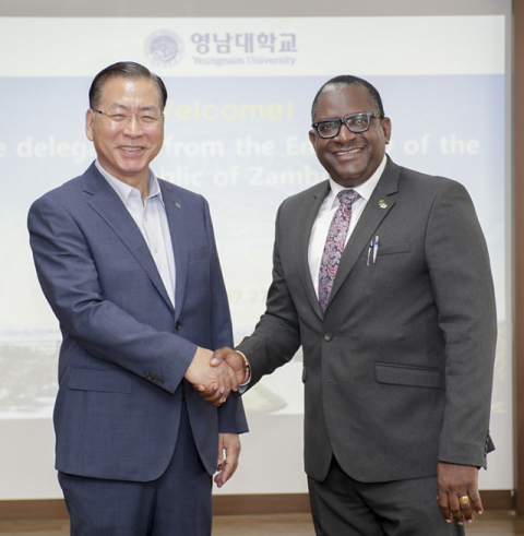 윌버 치시야 시무사 주한 잠비아 대사(오른쪽)가 영남대를 방문, 서길수 총장과 만나 새마을국제개발 협력방안에 대해 논의했다.