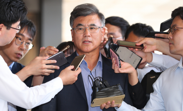 김학현 전 공정거래위원회 부위원장이 24일 오전 검찰 소환 조사에 응하기 위해 서울 서초구 서울중앙지검에 들어서며 취재진 질문에 답하고 있다. 서울중앙지검 공정거래조사부는 공정위 간부들의 불법취업 의혹 전반과 함께 그가 부위원장으로 재직하던 2016년 현대차 계열사에 자신의 자녀 채용을 청탁했다는 의혹에 대해 조사할 예정이다. 자료사진 연합뉴스