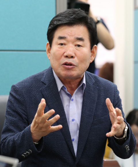 더불어민주당 김진표 당대표 후보가 29일 오후 국회에서 기자간담회를 열고 경선 본선에 임하는 각오와 당 운영 비전 등을 밝히고 있다. 연합뉴스