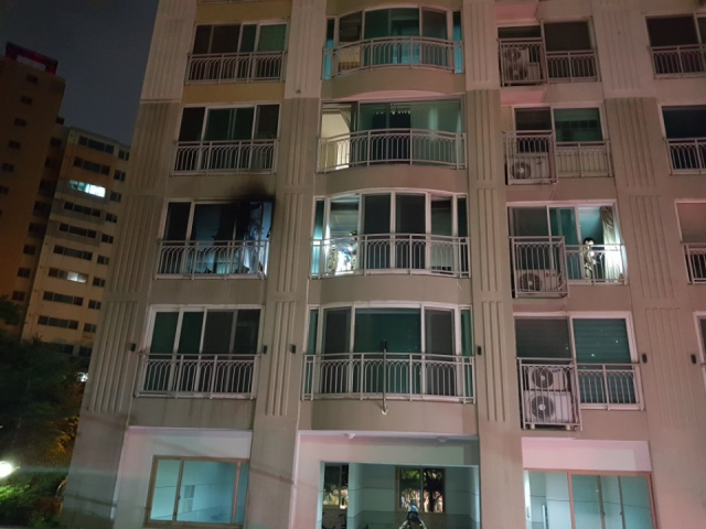 대구 수성구 한 아파트에서 불이나 1명이 다치고 90명이 대피했다. 수성소방서 제공