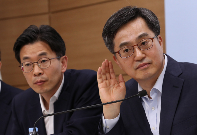 지난 26일 정부세종청사 기획재정부에서 김동연 경제부총리(오른쪽)와 김병규 세제실장이 2018년 세법개정안을 발표한 뒤 보도진 질문을 듣고 있다. 연합뉴스