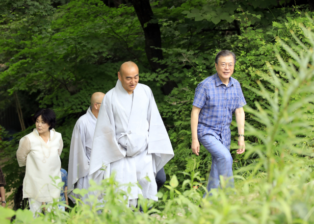 문재인 대통령과 부인 김정숙 여사가 주말인 28일 경북 안동의 봉정사를 방문해 주지 자현스님의 안내를 받으며 경내를 둘러보고 있다. 문 대통령의 이날 방문은 휴일을 맞이해 진행된 것으로, 문 대통령은 그동안 봉정사만 제외하고 국내 유네스코 등록 산사와 산지 승원을 방문했다고 청와대는 밝혔다. 매일신문 DB
