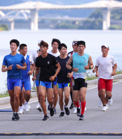 2018 자카르타-팔렘방 아시안게임 조정 남북 단일팀 선수들이 30일 오후 충주시 탄금호 조정경기장에서 준비운동을 하며 합동훈련에 임하고 있다. 연합뉴스