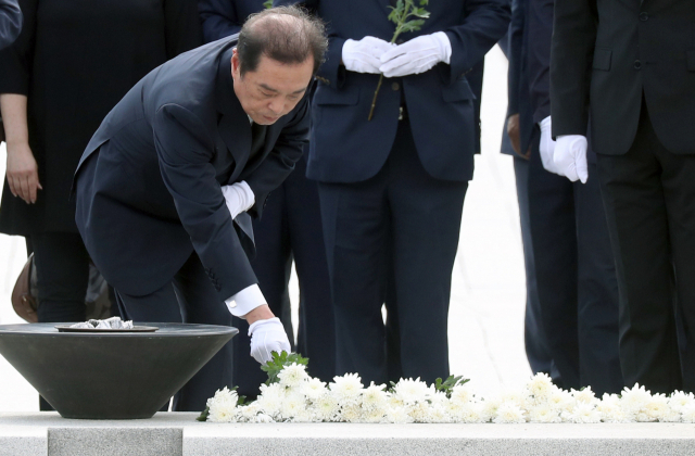 자유한국당 김병준 비상대책위원장이 30일 오후 경남 김해시 봉하마을을 찾아 노무현 전 대통령 묘역을 참배하고 있다. 연합뉴스