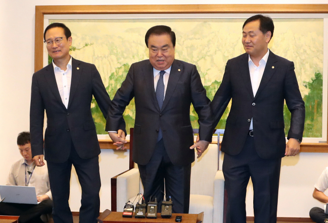 30일 오전 국회 의장접견실에서 열린 교섭단체 원내대표 회동에서 참석자들이 손을 잡고 있다. 자유한국당 김성태 원내대표는 개인일정으로 불참했다. 왼쪽부터 더불어민주당 홍영표 원내대표, 문희상 국회의장, 바른미래당 김관영 원내대표. 연합뉴스