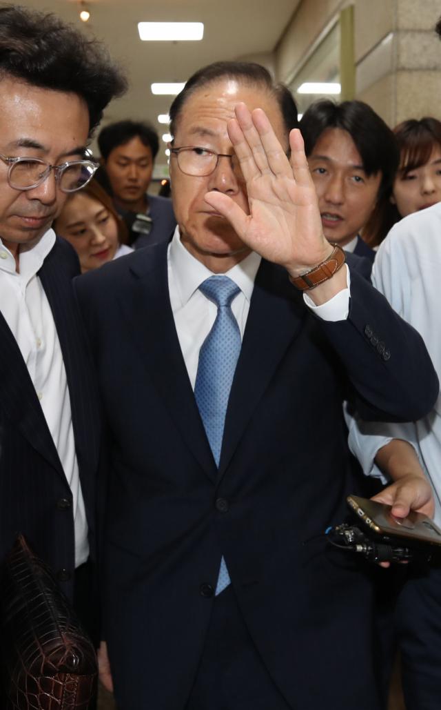 이명박 전 대통령이 국가정보원에서 특수활동비를 상납받는 데 관여한 혐의로 재판에 넘겨진 