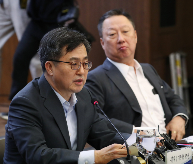 30일 서울 중구 은행회관에서 열린 세제발전심의위원회에서 김동연 경제부총리 겸 기획재정부 장관이 모두발언을 하고 있다. 오른쪽은 위원장인 박용만 대한상공회의소 회장. 연합뉴스