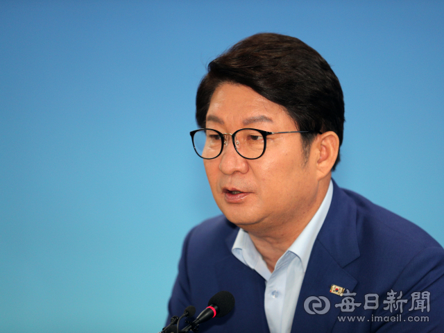 권영진 대구시장이 지난 5일 자유한국당 달성군수 후보로 확정된 조성제 전 대구시의원의 선거사무실 개소식에 참석해 격려사를 하고 있다. 대구선관위가 7일 현직 대구시장 신분으로 개소식에 참석할 수 없다며 권 시장을 선거법위반혐의로 조사중이다. 조성제 선거사무실 제공