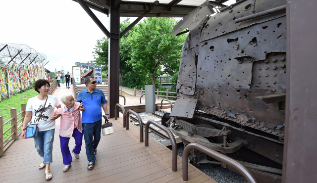 파주 임진각 독개다리 입구에 전시된 증기기관차.