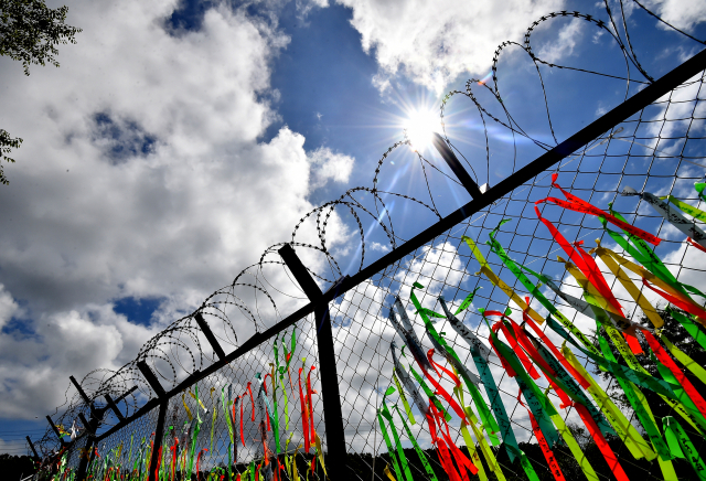 파주 도라산 평화공원에 설치된 철책에 통일을 염원하는 리본이 메달려 있다.