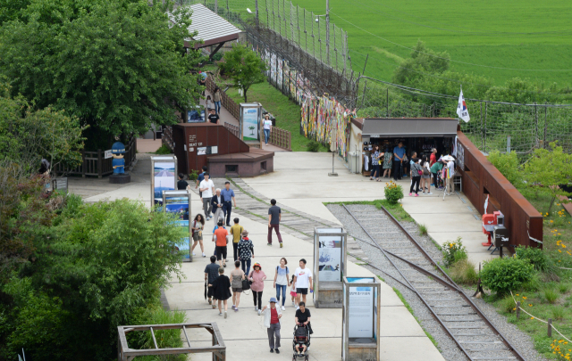 파주 임진각 독개다리 입구에서 관광객들이 시설물을 둘러보고 있다.