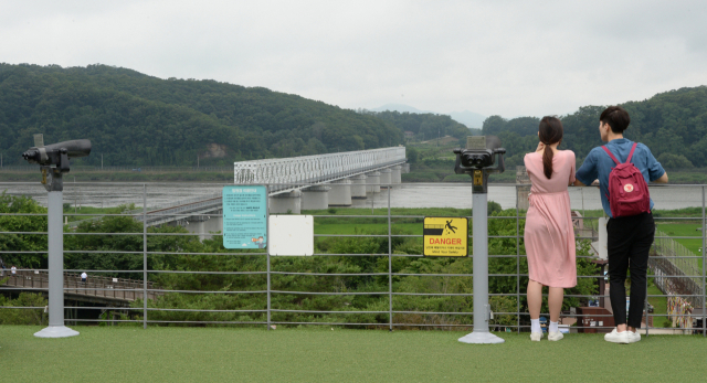 파주 임진각에서 관광객들이 임진강철교를 바라보고 있다.