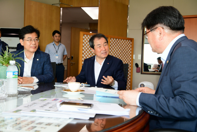 김충섭 김천시장(사진 가운데)과 송언석 국회의원(왼쪽)이 지난달30일 기획재정부를 방문해 김용진 제2차관을 만나 김천시의 주요 현안사업을 설명하고, 내년도 김천시 주요사업들이 정부 예산안에 반영될 수 있도록 협조를 요청했다. 김천시 제공