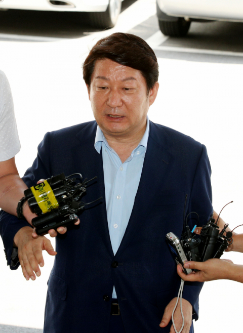 공직선거법 위반혐의로 고발된 권영진 대구시장이 31일 오후 대구지방검찰청으로 들어서고 있다. 김영진 기자 kyjmaeil@msnet.co.kr
