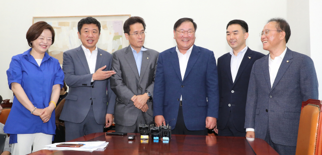 여야 3당 정책위의장·원내수석부대표가 31일 오전 국회에서 민생경제법안 TF 회의를 하기 위해 모였다. 왼쪽부터 더불어민주당 진선미, 바른미래당 유의동, 자유한국당 함진규, 더불어민주당 김태년, 바른미래당 채이배, 자유한국당 윤재옥 의원. 연합뉴스