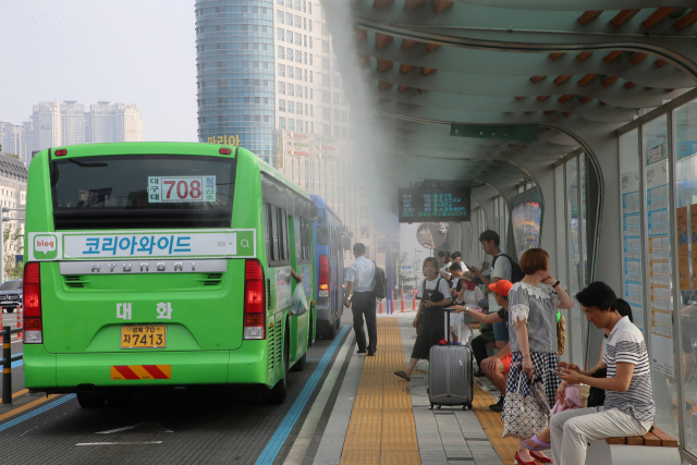 대구시가 8월부터 중구 대중교통 전용지구 주변 버스정류소 4곳에 무더위 해소용 쿨링포그를 설치한다. 대구시가 지난 6월 동대구역 버스정류소에 설치한 쿨링포그. 대구시 제공