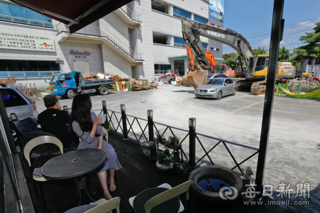 대구 수성구 KT 상동 빌딩 옆 카페. 이곳 주인은 KT가 건물을 매각한 뒤 강제로 세입자를 내보내려한다고 주장하는 반면 KT 측은 법적인 문제가 없다는 입장이다. 우태욱 기자 woo@msnet.co.kr