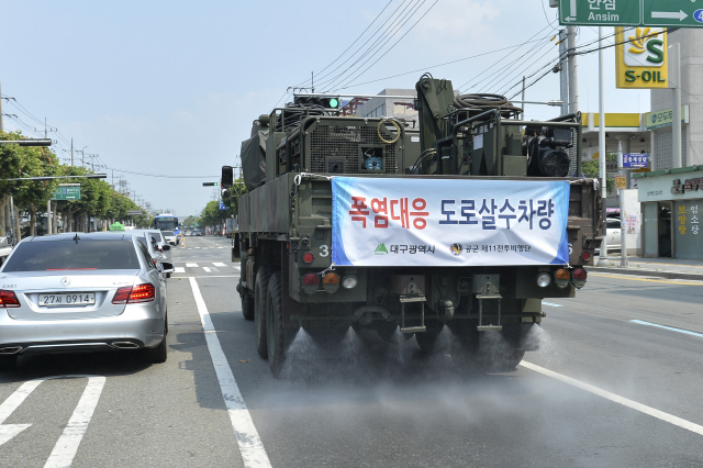 견디기 힘든 폭염이 연일 이어지는 가운데 공군이 지역 주민들의 어려움을 돕고자 대민지원에 나섰다. 31일 공군 K-10 제독차량이 부대 인근 대구시내 도로를 돌아다니며 살수작업을 진행하고 있다. 공군 제11비행단 제공.
