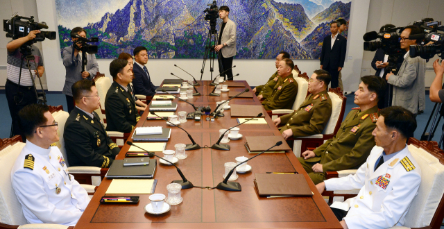 31일 오전 판문점 평화의집에서 우리측 수석대표인 김도균 국방부 대북정책관(왼쪽 세번째), 안익산 북측 수석대표(오른쪽 세번째) 등이 참석한 가운데 제9차 남북장성급회담이 열리고 있다. 남북장성급회담은 지난달 14일 판문점 북측 통일각에서 제8차 회담이 열린 이후 47일만이다. 연합뉴스