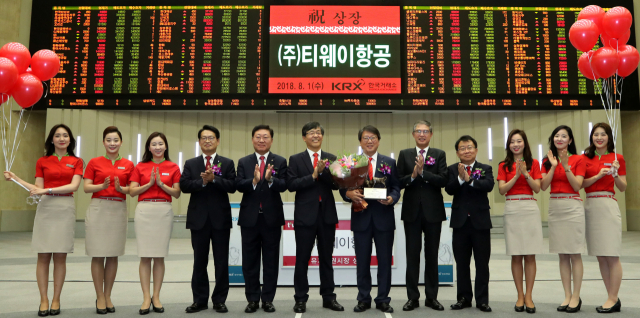 1일 오전 여의도 서울사옥에서 열린 저비용 항공사인 ㈜티웨이항공의 유가증권시장 신규상장 기념식. 왼쪽 네번째부터 김원대 한국IR협의회 회장, 나재철 대신증권 대표이사, 이은태 한국거래소 유가증권시장본부장, 정홍근 ㈜티웨이항공 대표이사, 이동환 신한금융그룹 GIB대표, 이원선 상장회사협의회 전무. 연합뉴스