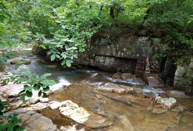 괴산 갈론계곡 제4곡 옥류벽 전경. 충북도 제공