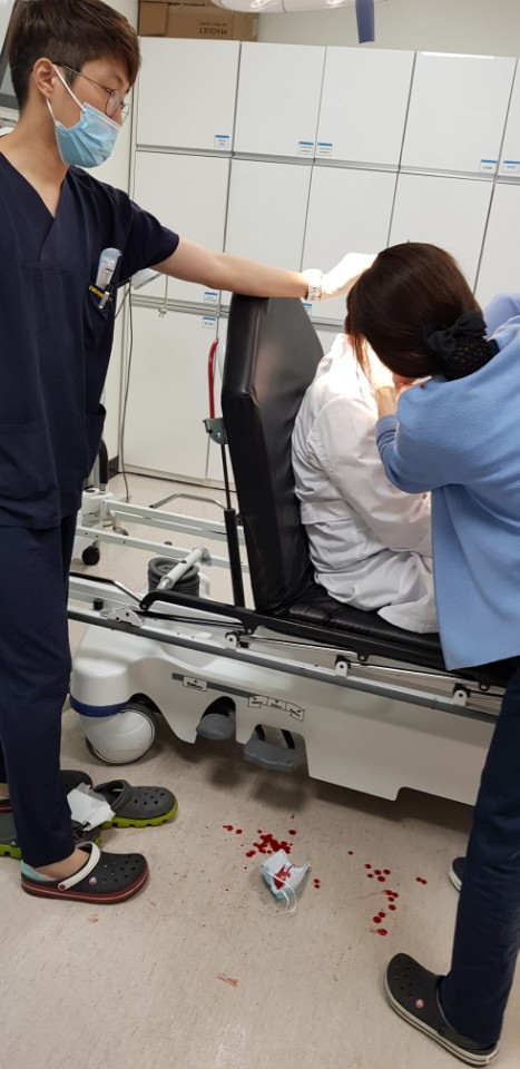 대한의사협회 제공구미 한 병원 응급실에서 만취 상태로 의사를 폭행한 대학생 A(25)씨에 대해 구미경찰서는 응급의료에 관한 법률위반 혐의로 1일 불구속 입건한 뒤 집으로 돌려보냈다. 사진은 술 취한 환자에게 폭행당해 머리를 다친 구미 차병원 의료진이 응급처치를 받고 있다. 대한의사협회 제공